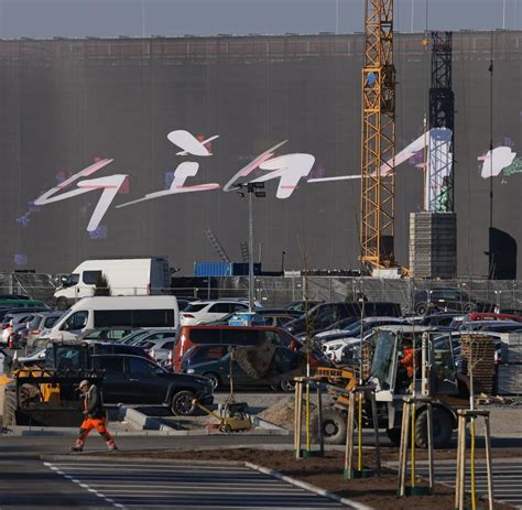 Tesla Fabrik In Gr Nheide Er Ffnet Promis Erste Autos Und Ver Rgerte