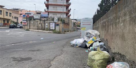 Reggio Calabria Invasa Dai Rifiuti Le Foto Della Spazzatura Su Strade