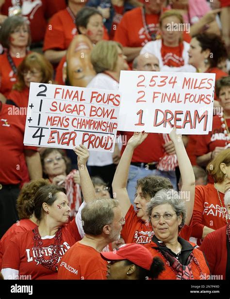 Louisville Fans Cheer Before First Half Of The National Championship