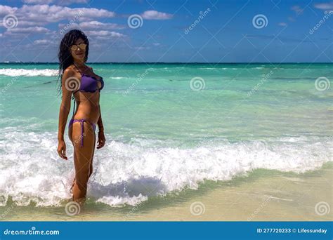 Giovane Donna Con Aspetto Sexy E Corpo E Bikini Bellissimi Su Un Paradiso Delle Spiagge