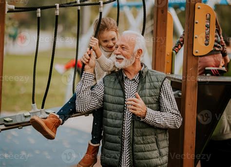 Grand P Re Passe Du Temps Avec Sa Petite Fille Dans L Aire De Jeux Du