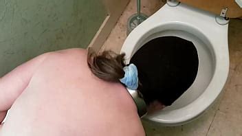 Esclave F humiliation dans les WC esclave pissotière et nettoyeuse XVIDEOS