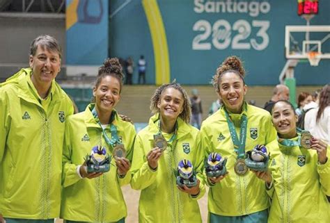 Atletas e técnico do Basquete Feminino do Sesi Araraquara conquistam o