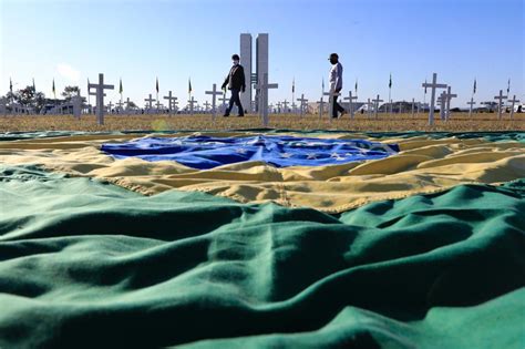 Mil Cruzes Protesto Por Mortos Da Covid 19 Na Esplanada Critica