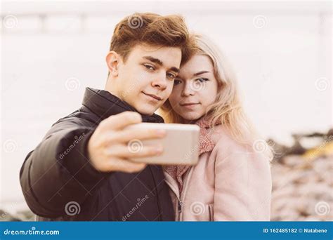 Amare Adolescenti Ad Un Appuntamento Un Bel Ragazzo Brunette E Una Bella Ragazza Bionda Si Fanno