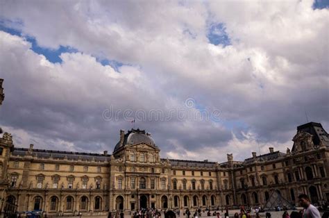 Par S Agosto La Pir Mide De Cristal Del Louvre Y El Museo Del