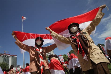 GERAKAN NASIONAL PEMBAGIAN 10 JUTA BENDERA MERAH PUTIH ANTARA Foto