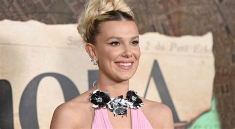 Millie Bobby Brown sublime en bikini rouge échancré elle fait monter