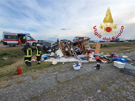 Auto Con Caravan Esce Di Strada Tra Marene E Bra Cuneo24