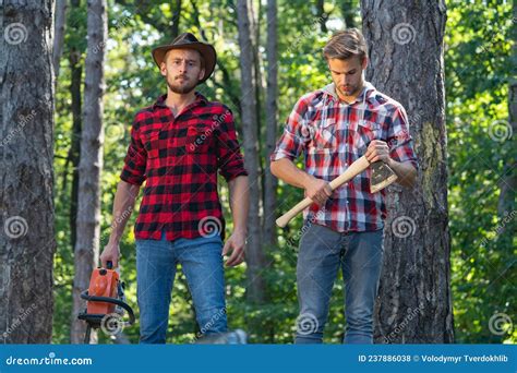 Zwei Lumberjacks Mit Kettens Ge Und Axt M Nnlicher Holzf Ller Im Wald