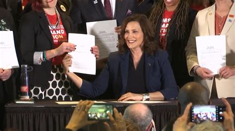 Gov Whitmer Signs Michigan Gun Violence Prevention Bills Wlns 6 News