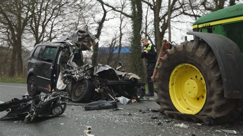 NonstopNews VW gerät auf Bundesstraße in Gegenverkehr und prallt