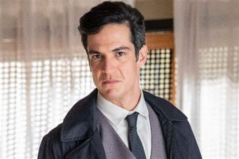 Mateus Solano relembra beijo gay em novela O afeto é a base de tudo