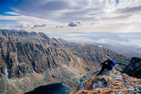 Belle Femme Blonde Profite Du Moment En Randonnant Dans Les Montagnes Slovaques Du Tatra Sur Le
