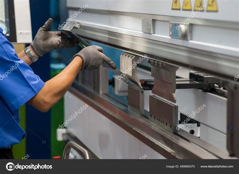 Operador Técnico Que Trabaja Con Máquina Flexión Freno Prensa