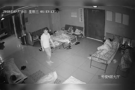 监控：趁医院陪床亲属熟睡 2名男子竟一夜偷走7部手机 男子 亲属 监控