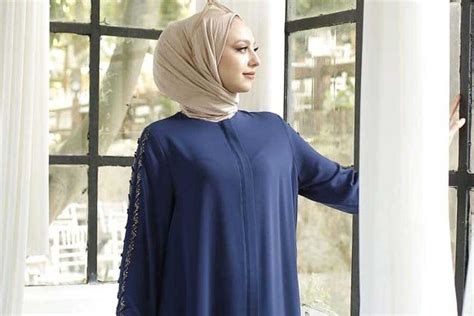 Kumpulan Warna Jilbab untuk Baju Biru Dongker yang Cocok