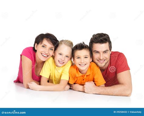 Familia Feliz Con Dos Niños Que Mienten En El Suelo Blanco Fotografía