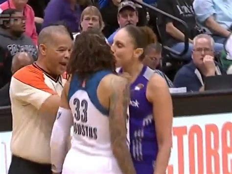 Diana Taurasi Kiss Draws Foul In Wnba Game Video Business Insider