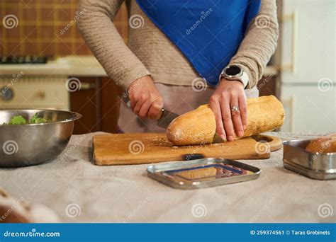 Vista Recortada De Una Ama De Casa Con Un Hiyab Azul Cortando Pan De