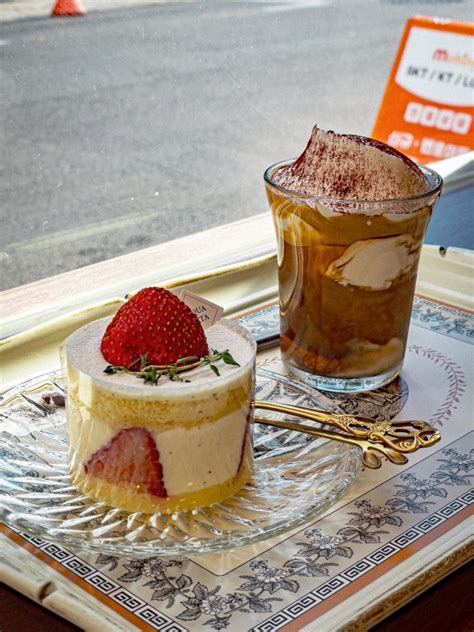 딸기프레지에와 아인슈페너가 맛있는 성수역 성수카페거리 케이크맛집 아쿠아산타 네이버 블로그