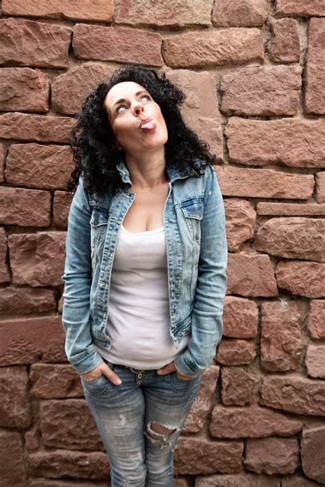 Femme Mature Coquine Avec Cheveux Noirs Bouclés Et Chemise Blanche Et Veste En Jean Sort Sa