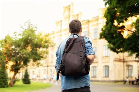 Joven Caminando Por La Calle Con Una Mochila Vista Trasera Foto Premium