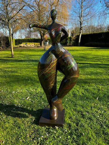 Dame Op Voet Oker Splash 135 Cm Sculptures Paradise