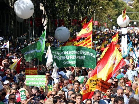 Unes Persones Clamen A Barcelona Contra La Immersi Ling Stica