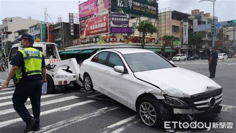 恐怖撞擊畫面曝！高雄賓士衝撞賣場騎樓 5人輕重傷7車毀爛 Ettoday社會新聞 Ettoday新聞雲