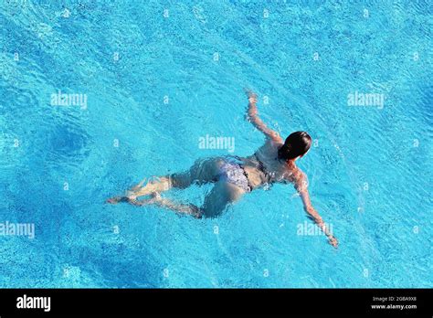 Bikini oberteil nass Fotos und Bildmaterial in hoher Auflösung Alamy