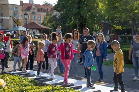 Zile De Evenimente Scene I Peste De Arti Ti Din Ri La