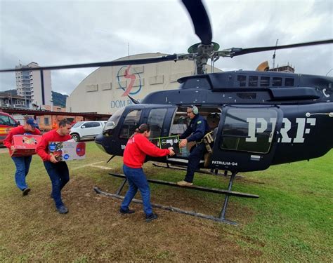 FOTOS Aeronave da polícia conclui apoio aos atingidos por enchentes em