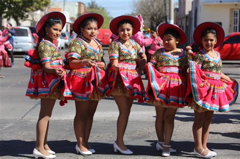 Ansl Con Trajes Coloridos Y Bailes T Picos La Colectividad Boliviana