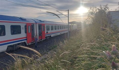 Stanbul Atalcada Feci Kaza Yolcu Treni Hemzemin Ge Itte Arabaya