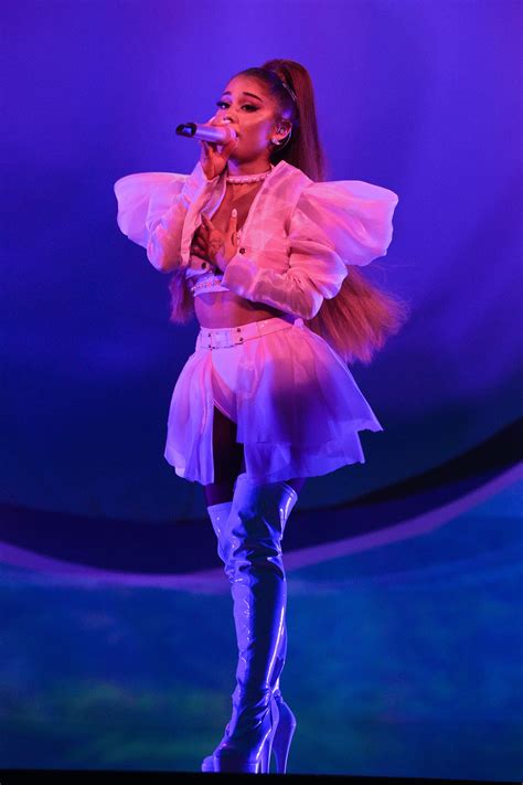 Ariana Grande Se Suma A La Tendencia Del Zapato Ugly M S