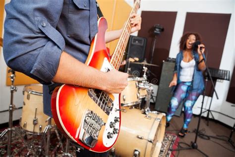 Hombre Que Toca La Guitarra Mientras Que Mujer Que Canta En Foto De