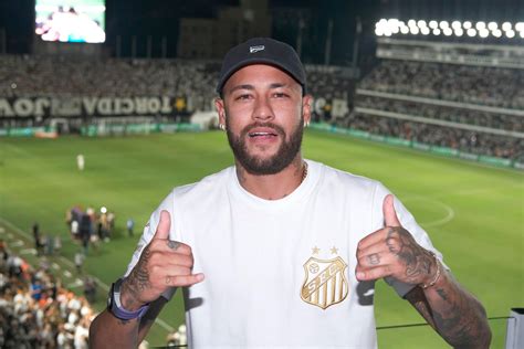 Neymar é ovacionado em vitória do Santos sobre o Corinthians na Vila