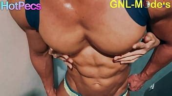 Músculo grande siendo lavado y adorado en la ducha XVIDEOS