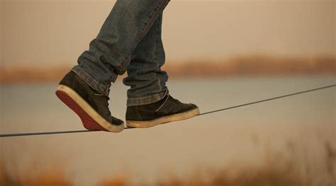 A man tightrope walked across Vancouver Art Gallery last night (PHOTOS) | Daily Hive Vancouver