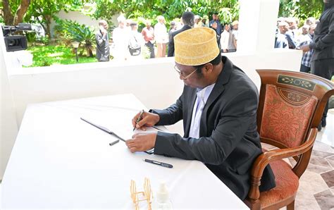 Waziri Mkuu Atoa Pole Kwa Rais Wa Zanzibar Mikocheni Jijini Dar Picha