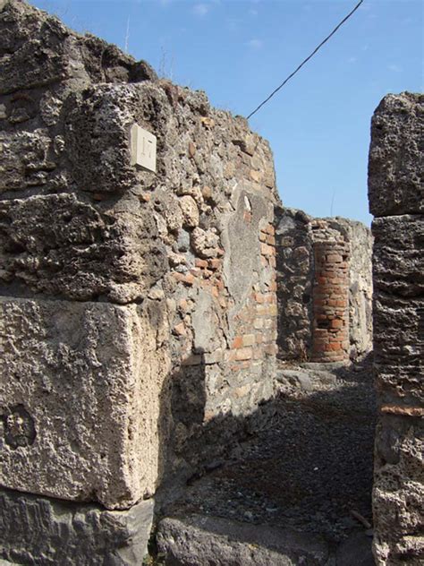 VII 7 17 Pompeii September 2005 Looking East Into Entrance Doorway