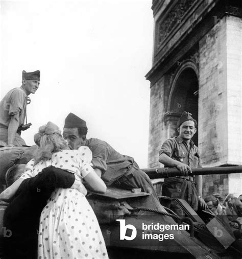 Image Of Liberation De Paris August 1944 French Soldier Kissing A