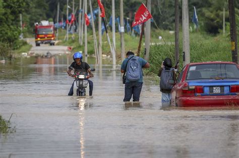 Pusat Pengundian Pru15 Antara Kawasan Dilanda Banjir Kilat Di Sepang