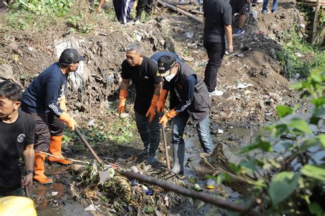 Sampah Mengendap Pj Wali Kota Malang Terjun Langsung Bersihkan Sungai