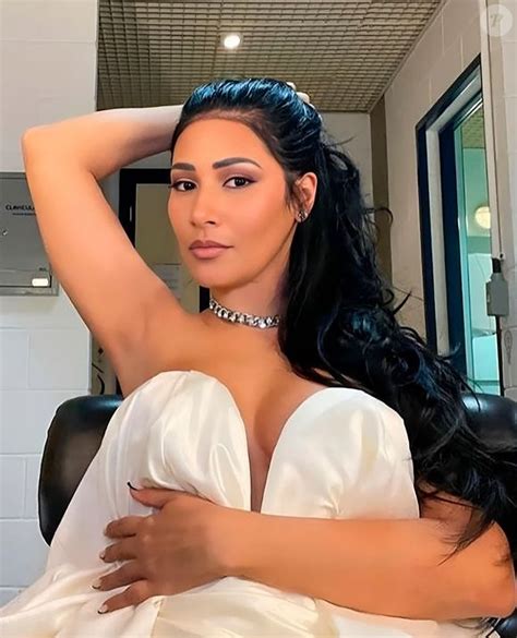 Após polêmica de falso nude e saúde mental exposta Simaria surge de look branco e faz rara