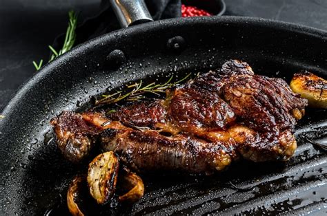 Bifteck De Faux Filet Sur Une Lèchefrite Bœuf Grillé Viande De Ferme Biologique Photo Premium