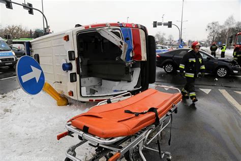 Groźny wypadek w centrum Karetka na boku ZDJĘCIA