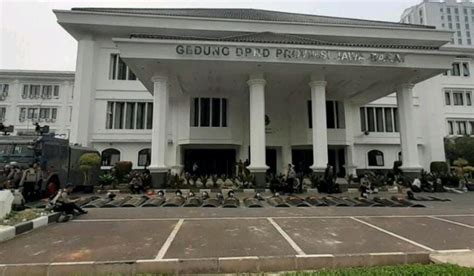 Anggaran Sewa Gedung Yang Fantastis Untuk Rapat DPRD Provinsi Jawa