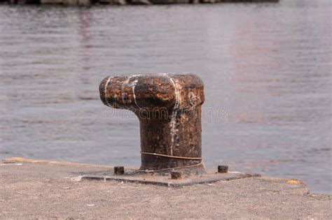 Bolardo De Amarre De Metal Oxidado Para Barco Grande Foto De Archivo